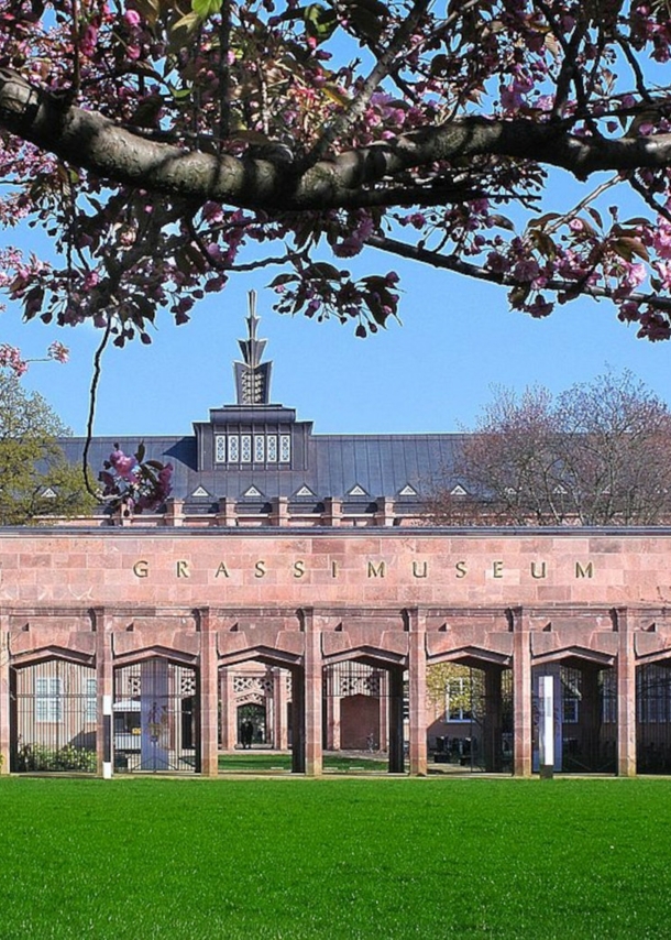 Blick auf das Grassi-Museumsgebäude, eingerahmt von Kirschblütenzweigen