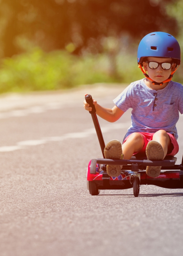 Ein Kind auf einem Hoverboard mit Sitz