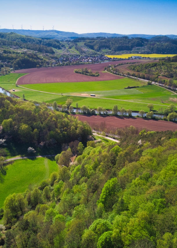 Blick über eine hügelige Landschaft im Frühling