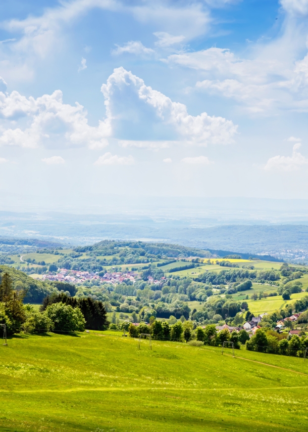 Blick über eine sommerliche Landschaft