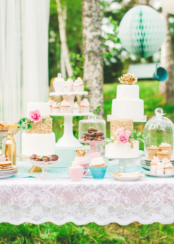 Candy Bar auf einer Hochzeit, die mit vielen süßen Leckereien bestückt ist