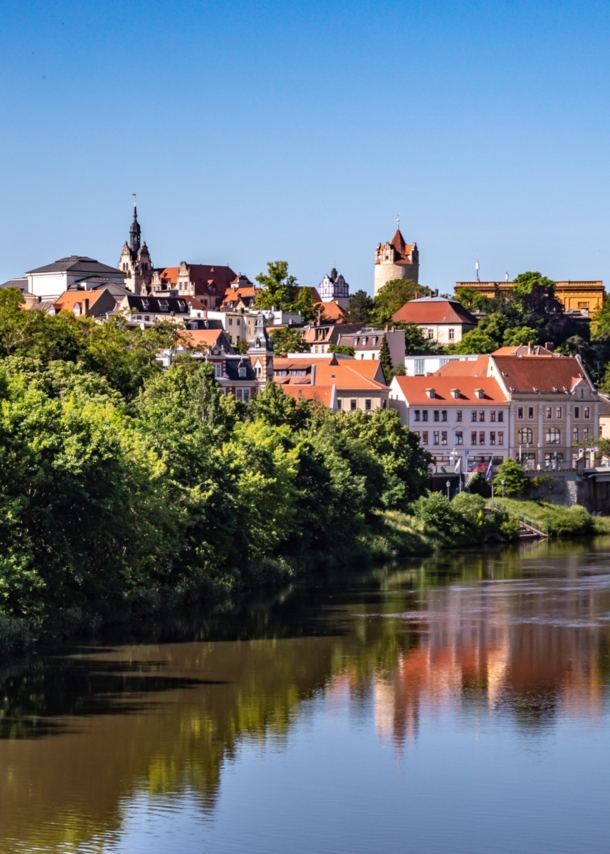 Blick auf eine Stadt am Fluss