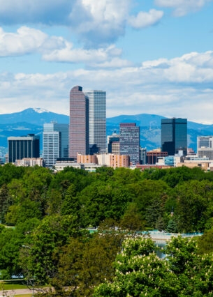 Skyline von Denver, Colorado, mit Stadtpark im Vordergrund