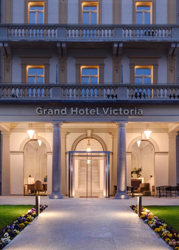 Eingangstür eines Hotels, über der der Name Grand Hotel Victoria steht