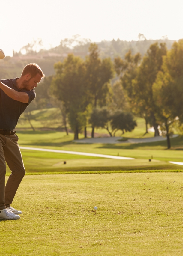 Männlicher Golfer auf einem Golfplatz