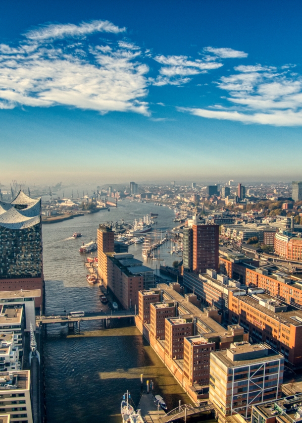 Blick über die Hamburger Speicherstadt und HafenCity