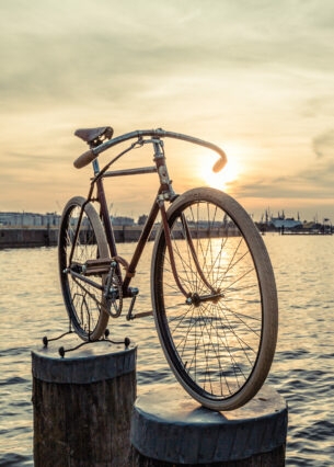 Ein Fahrrad am Hamburger Hafen, Im Hintergrund die Elbphilharmonie