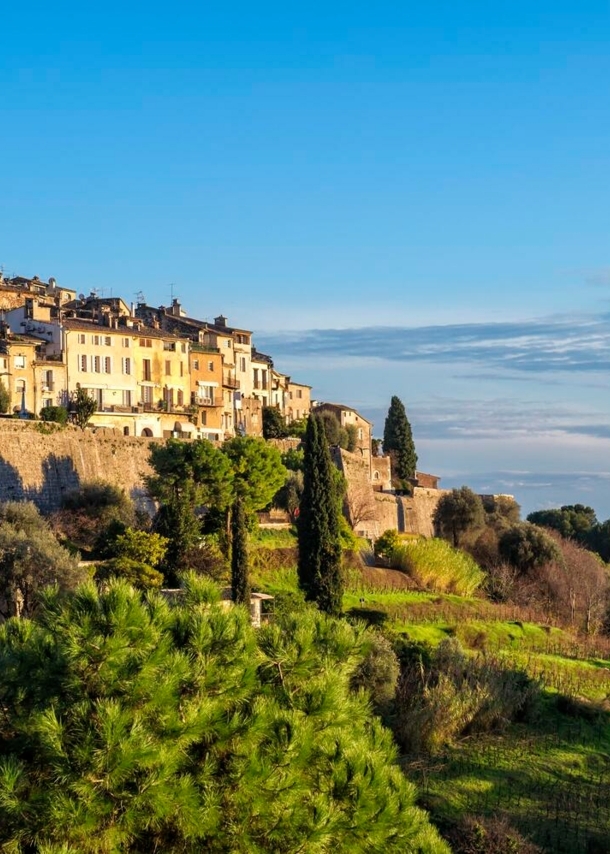 Panorama von Saint-Paul de Vence mit Mittelmeerküste im Hintergrund