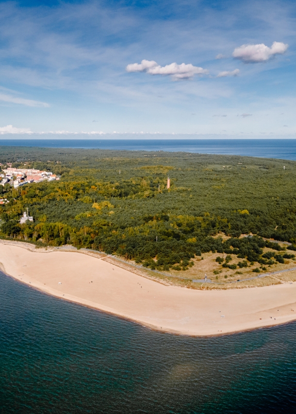 Luftbild einer Halbinsel am Meer