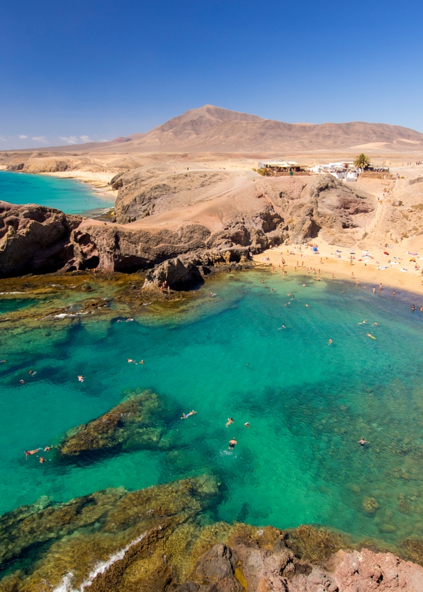 Papagayo-Strände auf Lanzarote mit Vulkangestein, Gebirgslandschaft und türkisem Wasser