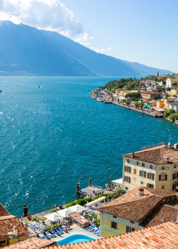 Mediterrane Kleinstadt am Ufer des Gardasees