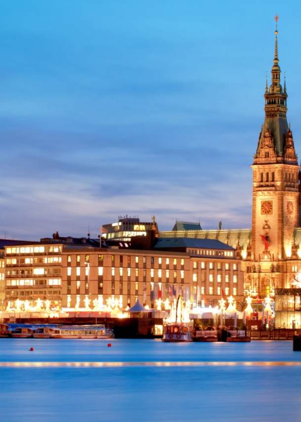 Erleuchtetes Panorama von Hamburg mit Rathaus und Weihnachtsbaum an der Alster