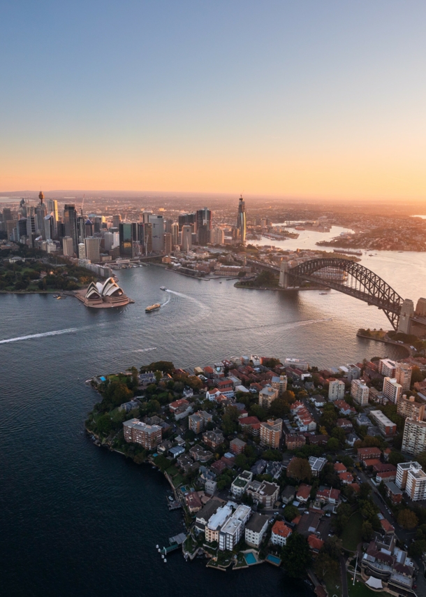 Blick von oben auf den Hafen von Sydney bei Sonnenuntergang