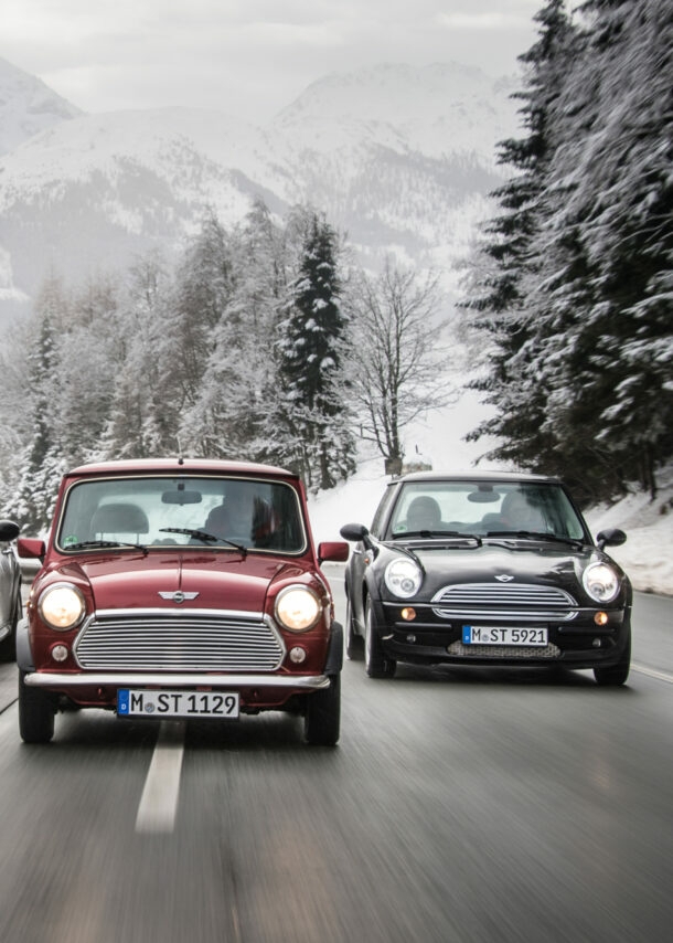 Drei MINI-Modelle auf einer Straße im Winter