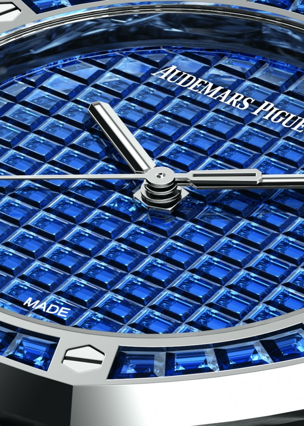 Ziffernblatt mit blauen Edelsteinen besetzt und dem Logo von Audemars Piguet