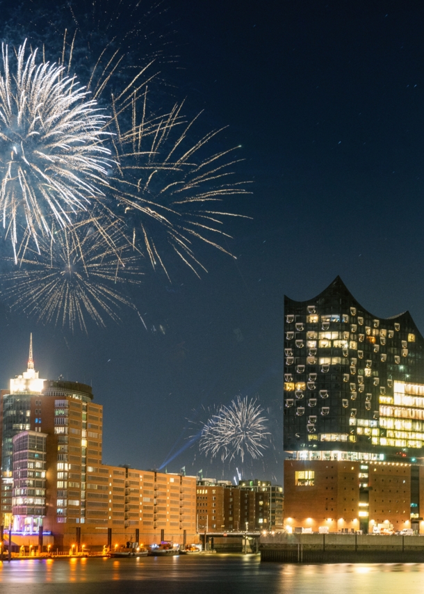 Feuerwerk über der Hamburger Skyline bei Nacht