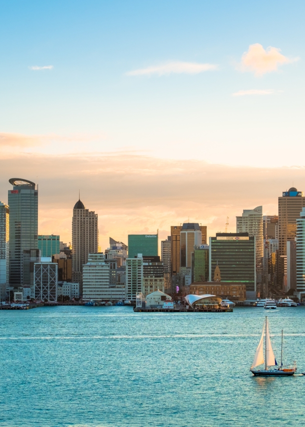 Stadtpanorama von Auckland am Wasser mit einem Segelboot im Vordergrund