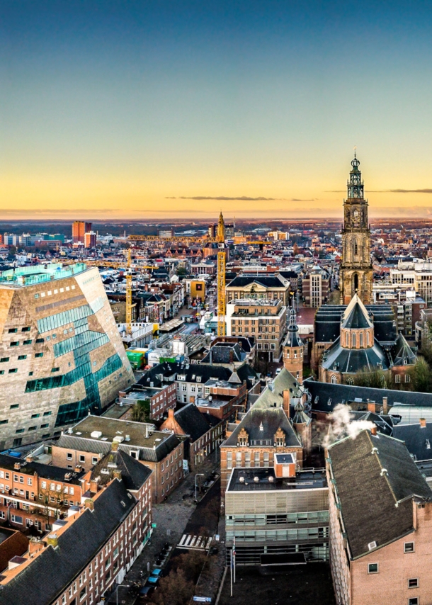 Stadtpanorama mit einem großen, modernen Gebäude im Zentrum Groningens