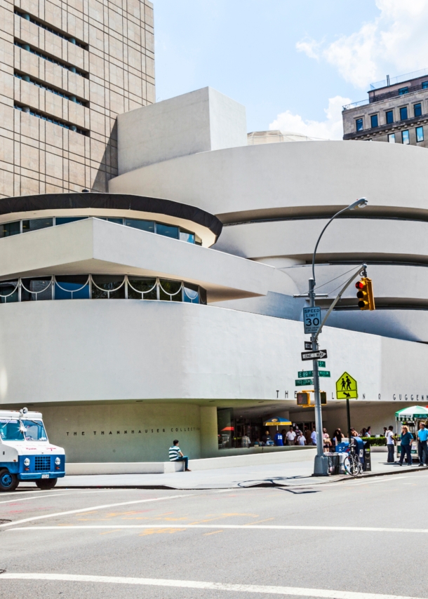 Blick auf das Guggenheim-Museum in New York, davor Autos und Menschen