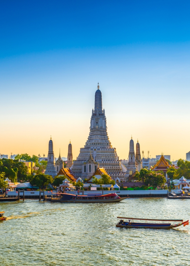 Blick vom Wasser auf den Arun Tempel in Bangkok in der Morgendämmerung