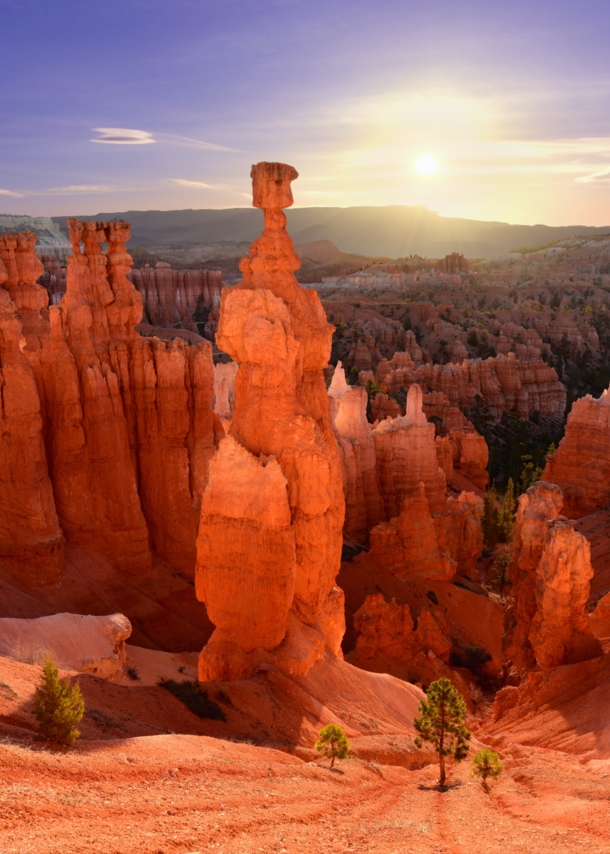 Bryce-Canyon-Nationalpark mit Felsformationen bei Sonnenaufgang