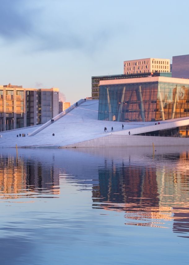 Weißes futuristisches Opernhaus mit Glasfassade am Wasser in Oslo