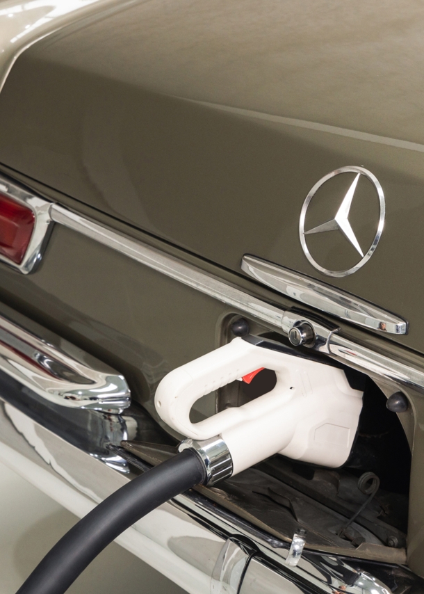 Detail eines Mercedes mit Ladekabel