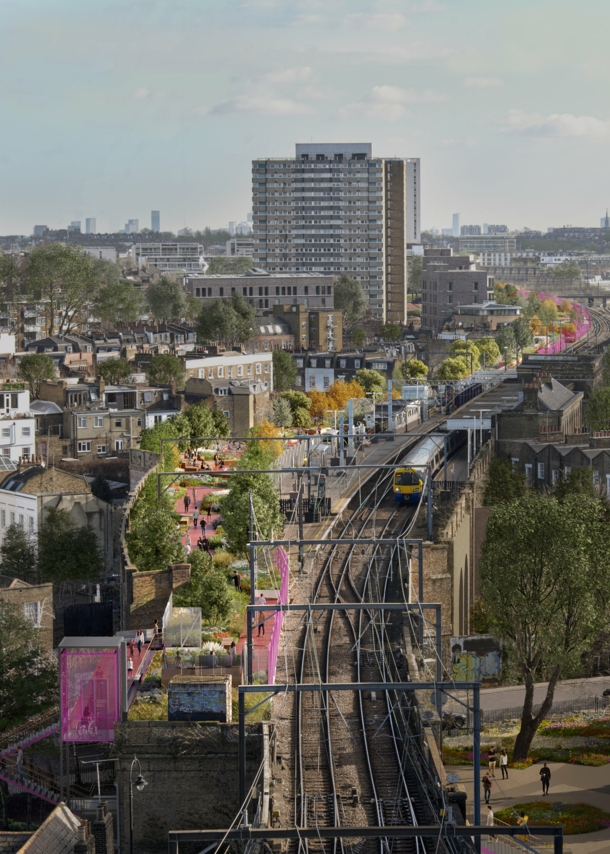 Ein Grünstreifen neben den Gleisen einer Hochbahn in einer Gro´stadt