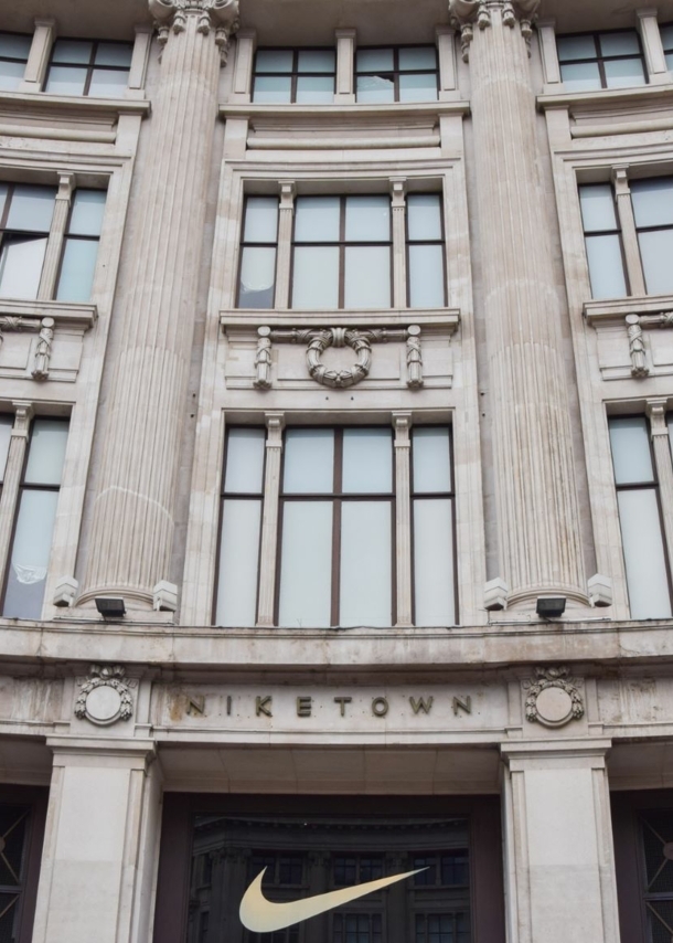 Fassade eines Nike Stores in London