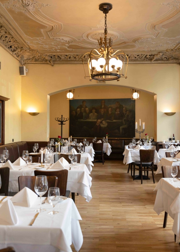 Blick auf gedeckte Tische im französischen Restaurant Ganymed in Berlin