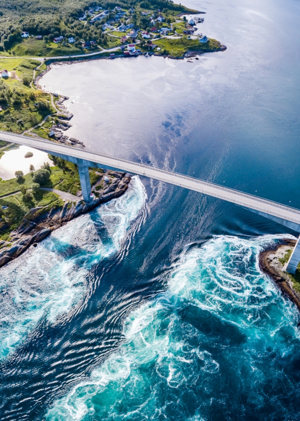 Luftaufnahme der Verwirbelungen des Gezeitenstroms Saltstraumen in Norwegen