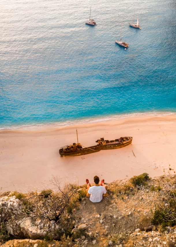 Blick aus der Vogelperspektive auf den griechischen Shipwreck Beach, auf dem ein Schiffswrack liegt