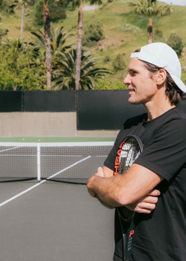 Tommy Haas steht auf einem Tennisplatz.