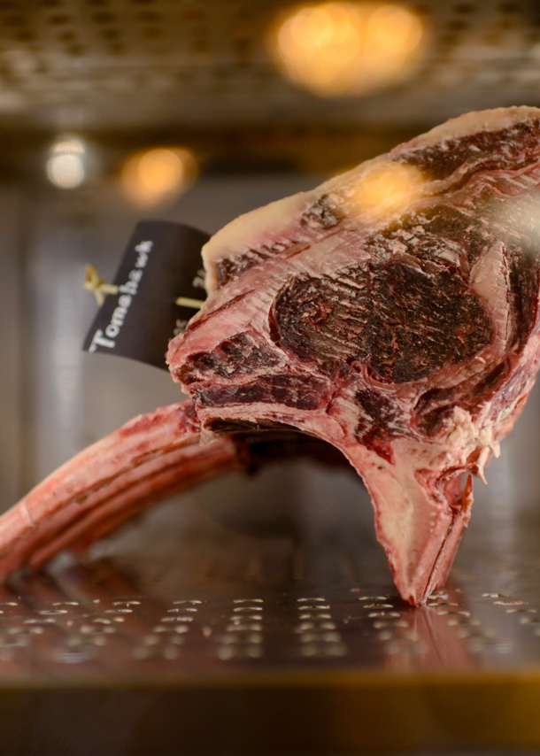 Ein Stück Tomahawk Steak während der Trockenreifung