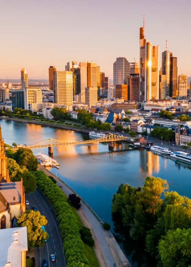 Luftaufnahme von Stadtpanorama Frankfurt am Main bei Abenddämmerung