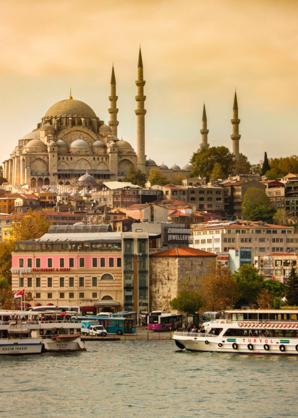 Stadtpanorama von Istanbul mit Moschee bei Sonnenuntergang