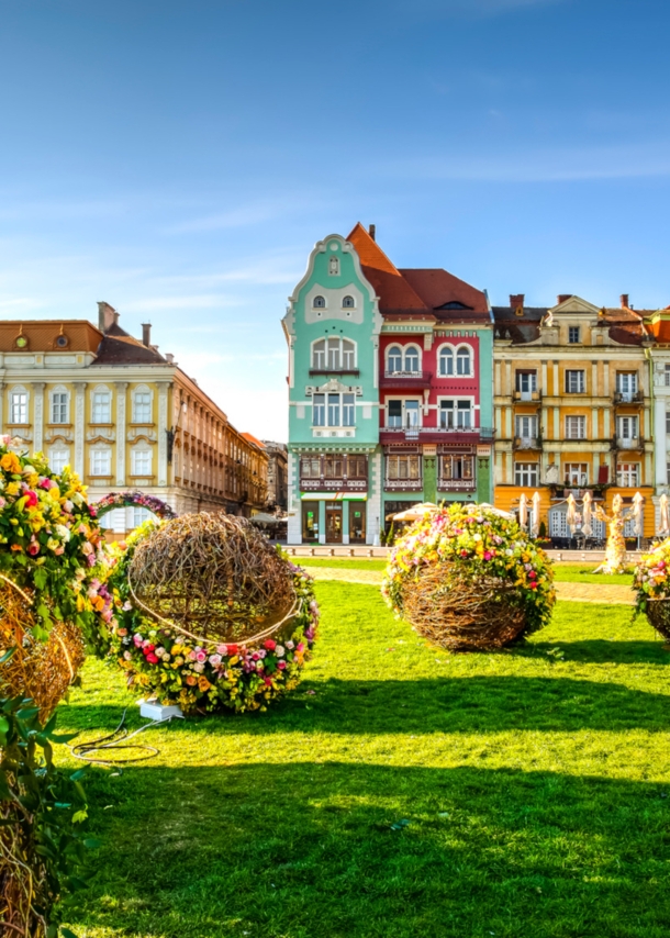 Gebäude und Blumendekor in Timisoara, Rumänien