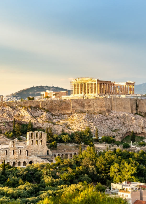 Der Burgberg Akropolis mit antiken Tempelanlagen in Zentrum Athens