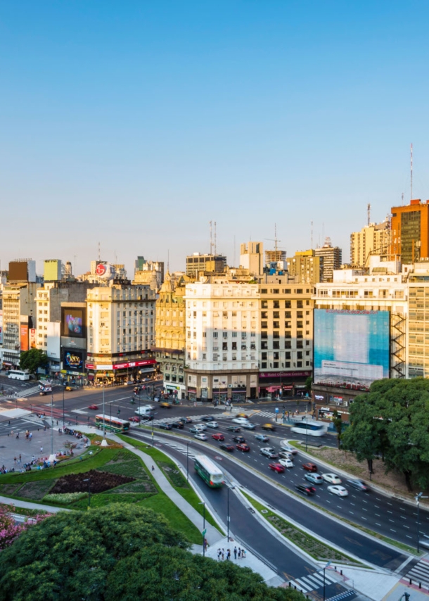 Weißer Obelisk auf einer großen Straßenkreuzung im Stadtzentrum von Buenos Aires bei Sonnenuntergang