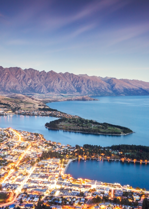 Queenstown in der Abenddämmerung mit vielen erleuchteten Straßen