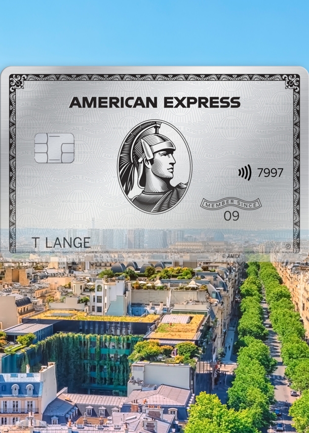 Fotocollage einer silbernen American Express Kreditkarte vor dem Stadtpanorama von Paris mit Eiffelturm.