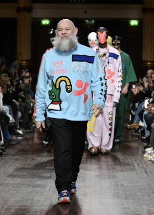 Modedesigner Walter Van Beirendonck auf dem Laufsteg der Fashion Week in Paris.