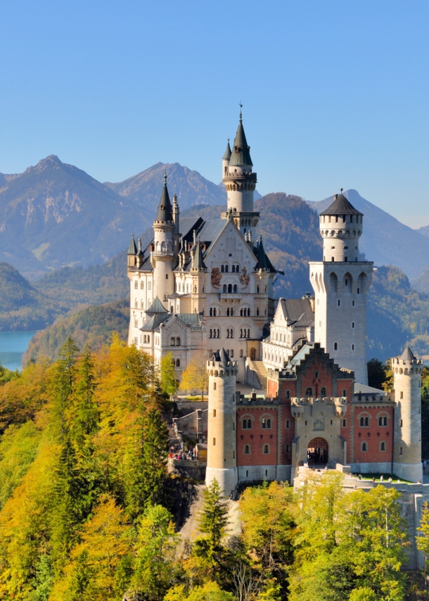 Schloss Neuschwanstein, eingebettet in bewaldete Berglandschaft