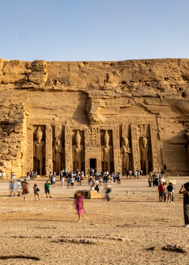 Besucher vor der Tempelanlage Abu Simbel mit in den Felsen geschlagenen Skulpturen