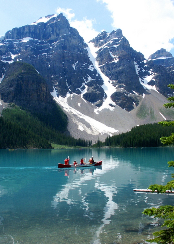 Ein Kanu auf dem Lake Moraine in Alberta vor der Kulisse der kanadischen Rocky Mountains