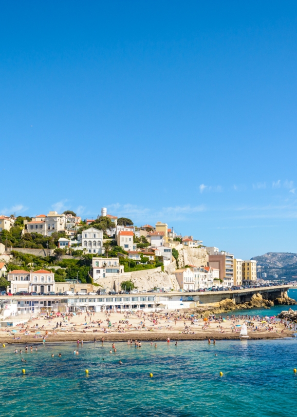 Stadt mit Strand am Meer