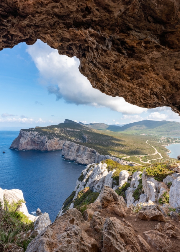 Blick zwischen Felsen hindurch auf eine Landzunge Sardiniens