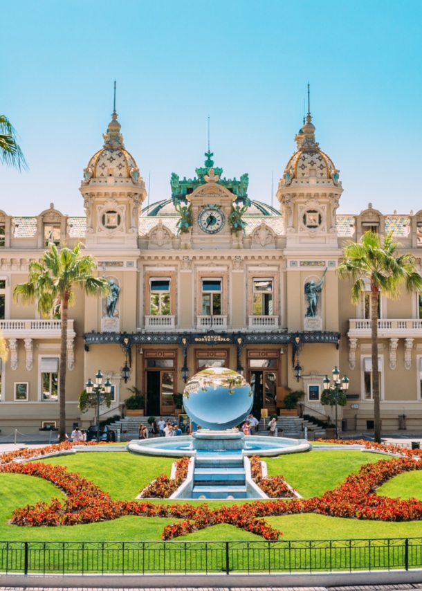 Gebäude des Casinos von Monte-Carlo mit begrüntem Vorplatz