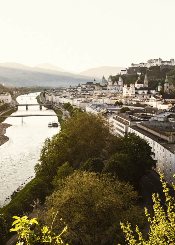 Panorama der Stadt Salzburg mit dem Fluss Salzach in der Abendsonne