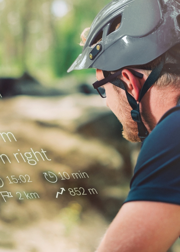 Ein Radfahrer mit Helm wird mithilfe des Light Drive Systems von Bosch navigiert